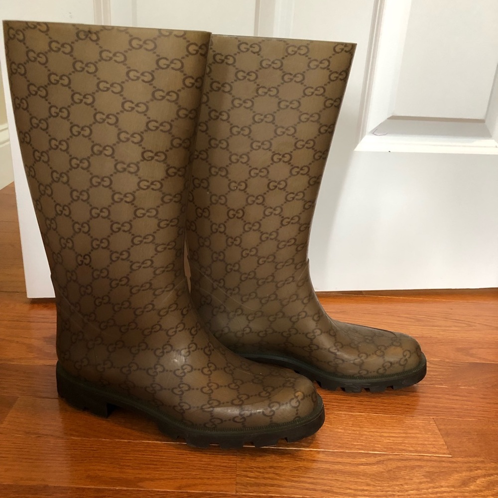 Woman’s Gucci rain boot size 38